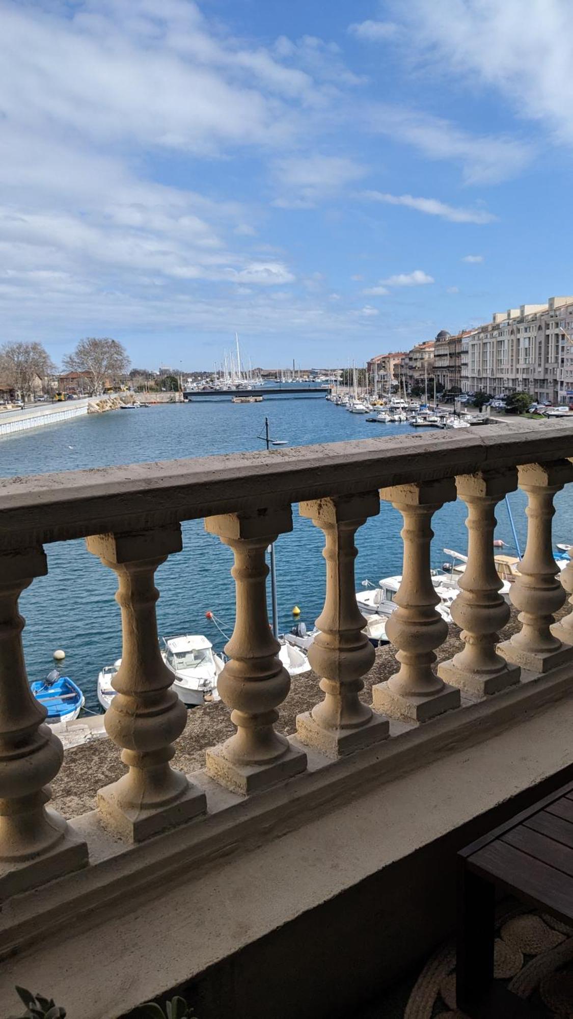 T3 Avec Terrasse Avec Vue Exceptionnelle Sur Les Quais De Sete Apartment Luaran gambar